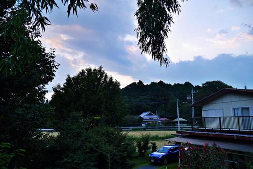 たそがれの田園風景 たそがれ,夕景,夕雲の写真素材