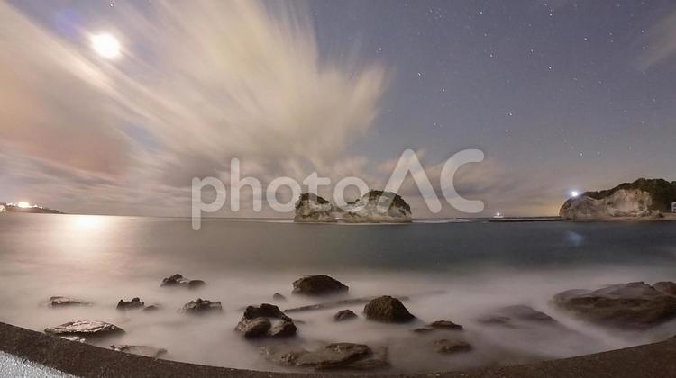 南紀白浜のシンボル円月島（夜・星空・雲） 海,空,ダイナミックの写真素材