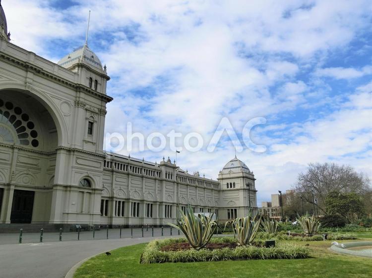 王立展示館とカールトン庭園【オーストラリア】メルボルン 王立展示館,庭園,美しいの写真素材