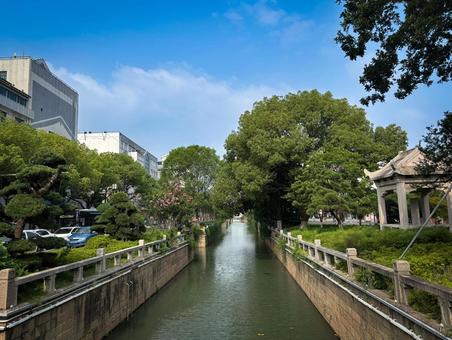 中国蘇州の水路と並木が美しい街並み 中国蘇州の水路と並木が美しい街並み 蘇州,中国,水路の写真素材