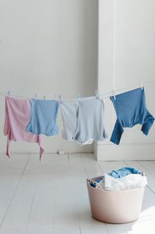 ベビー服などの洗濯物 ベビー服などの洗濯物 洗濯物,水色,ベビー服の写真素材