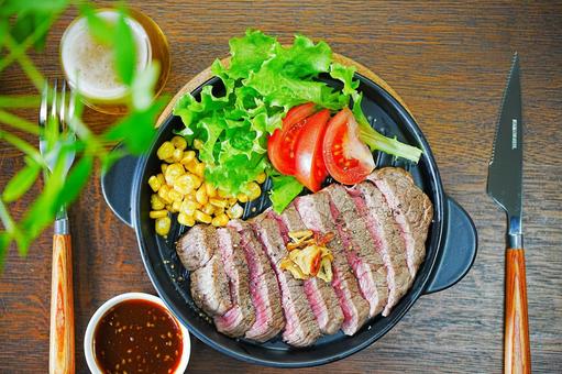 ビール&ビーフステーキ ビール&ビーフステーキ 食卓,食事,ビールの写真素材