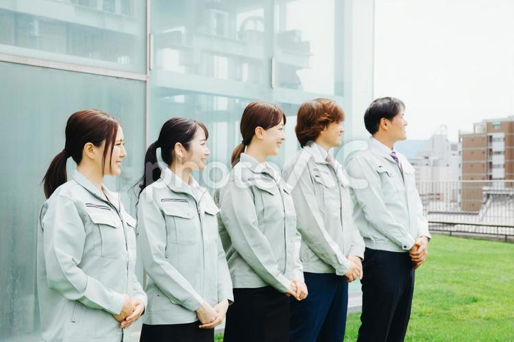 作業着をきた会社員（屋上・横顔・5人） 作業服,エンジニア,作業着の写真素材
