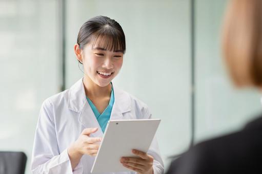 患者を問診する若い女性医師 医師,女性,患者の写真素材