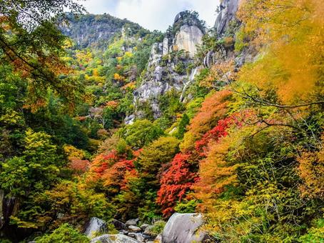 覚円峰（かくえんぽう）と紅葉の写真