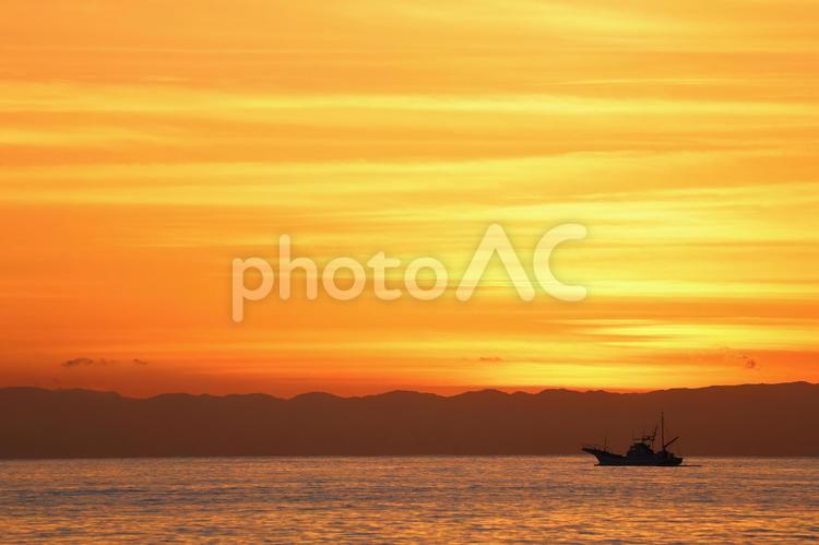 夕闇せまる海原へ 夕焼け,夕景,絶景の写真素材