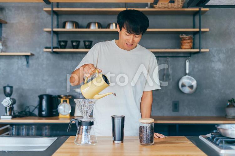 コーヒーを淹れる男性 コーヒー,珈琲,ドリップコーヒーの写真素材