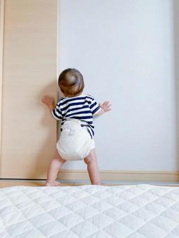 たっちする赤ちゃん たっちする赤ちゃん 乳児,男の子,生後の写真素材