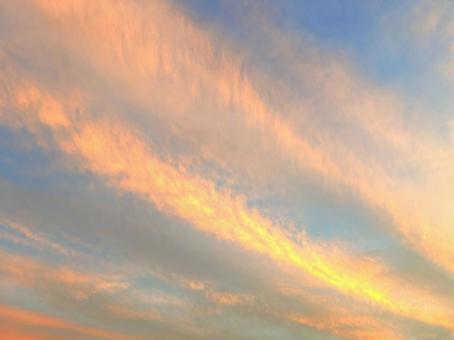夕陽に染まる 茜雲 空,夕方,雲の写真素材