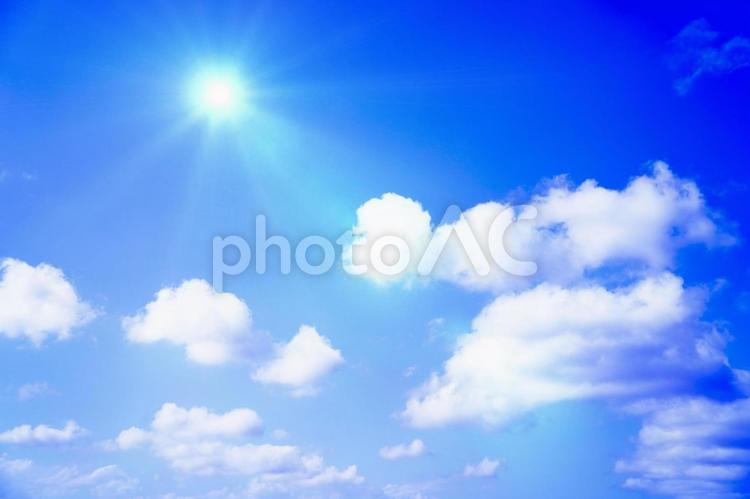 太陽の輝く青空と白い雲 青空,青,夏の写真素材