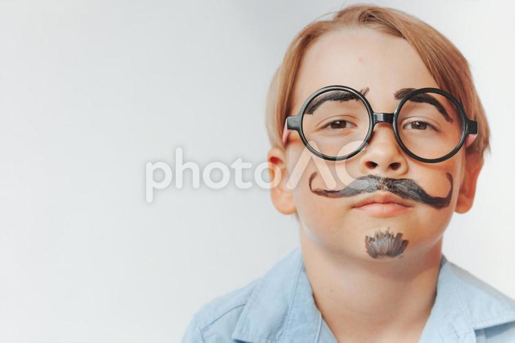 髭をペイントしたメガネの男の子 男の子,フェイスペイント,アートの写真素材