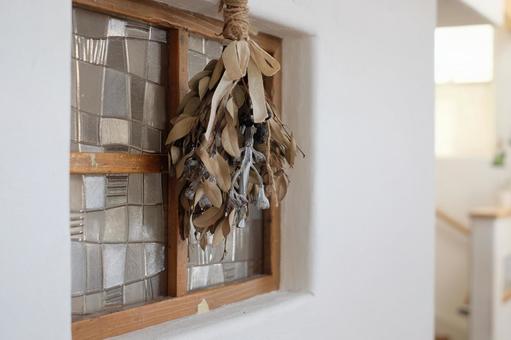 アンティークな室内窓とドライフラワー クラシック,一軒家,北欧風の写真素材