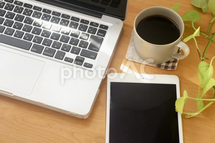 ノートパソコンとタブレットとコーヒー パソコン,ノートパソコン,pcの写真素材