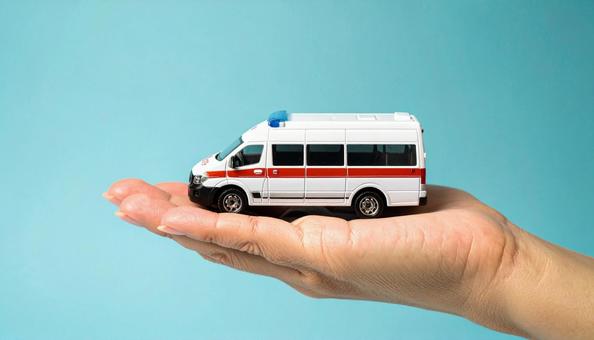 救急車を呼ぶイメージ 救急車を持つ手 救急車を呼ぶイメージ 救急車を持つ手の写真
