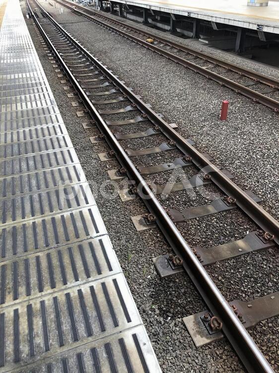 ホームから見た線路　レール　枕木　千駄ヶ谷 線路,レール,枕木の写真素材