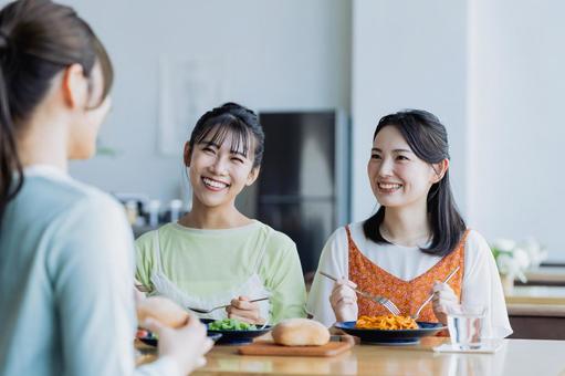 カフェでランチをする若い女性 カフェでランチをする若い女性の写真