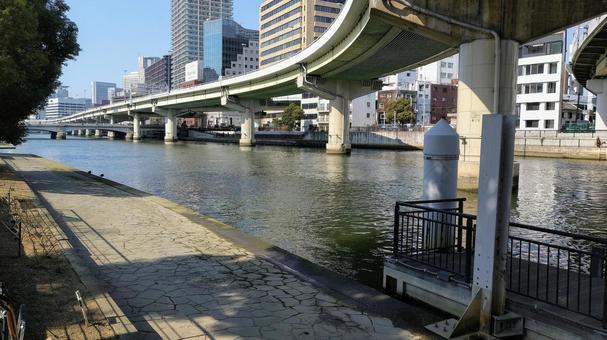 都市部を流れる高速の下の川 橋,水域,川の写真素材