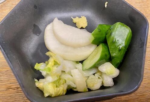 付け合わせの漬物小鉢。白菜、きゅうり 居酒屋,サラダ,おつまみの写真素材