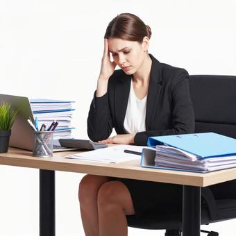 悩む女性 悩む女性の写真