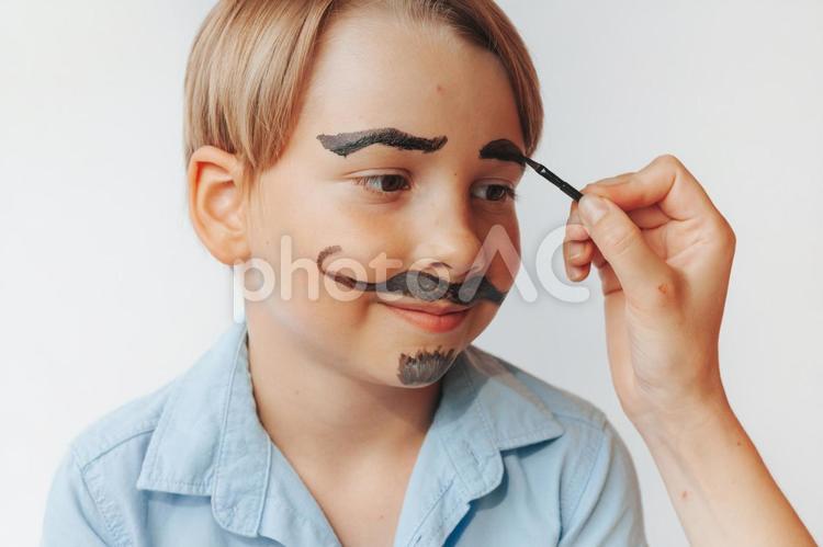 眉毛をペイント中の男の子 男の子,フェイスペイント,眉毛の写真素材