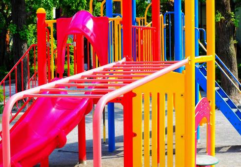 子供たちの憩いの場公園の色鮮やかな滑り台 子供たちの憩いの場公園の色鮮やかな滑り台 公園,遊具,夏休みの写真素材