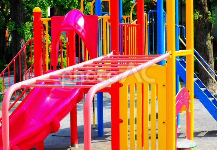 子供たちの憩いの場公園の色鮮やかな滑り台 公園,遊具,夏休みの写真素材