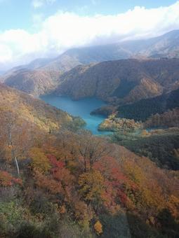 秋・紅葉シーズンの二居湖、新潟県湯沢町 秋・紅葉シーズンの二居湖、新潟県湯沢町 秋,紅葉,山の写真素材