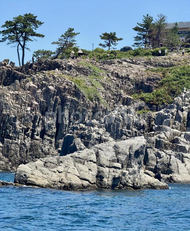 横から見た東尋坊　遊覧船からの景色 柱状節理,水面,遊覧船の写真素材