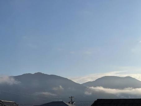 朝靄の太郎山 朝靄の太郎山の写真