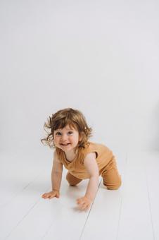 カメラに向かってハイハイをする笑顔の赤ちゃん カメラに向かってハイハイをする笑顔の赤ちゃん 赤ちゃん,かわいい,ハイハイの写真素材