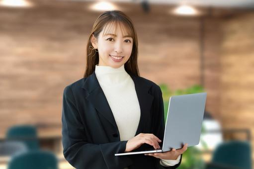パソコンを持つ女性・ビジネスウーマン 女性,パソコン,笑顔の写真素材