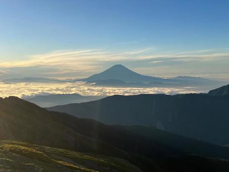 朝の南アルプスから望む富士山2 朝の南アルプスから望む富士山2 南アルプス,富士山,朝の写真素材