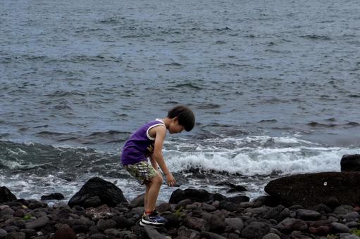 <素材>夏の荒れた海を一人散策する男の子 <素材>夏の荒れた海を一人散策する男の子 子供,男性,人物の写真素材