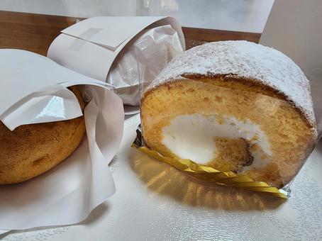 ロールケーキ　シュークリーム ロールケーキ,断面,ケーキの写真素材