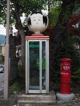 鳴子温泉の電話ボックス 鳴子温泉の電話ボックス 鳴子温泉,電話ボックス,こけしの写真素材