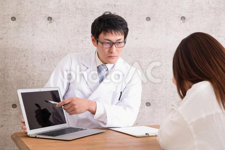 白衣を着た男性 診察,余命,病状の写真素材