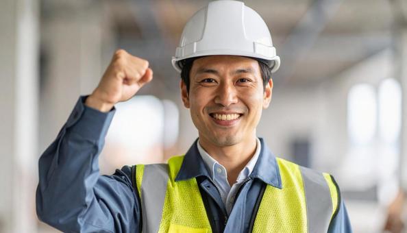 建設現場でポーズをとる建設作業員 建設現場でポーズをとる建設作業員の写真