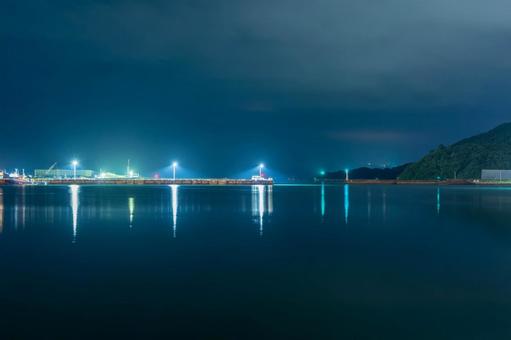 夜の油津港 夜の油津港の写真