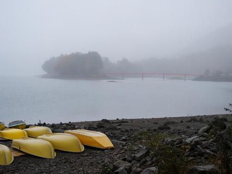 赤城神社　啄木鳥橋 赤城神社,霧,雨の写真素材