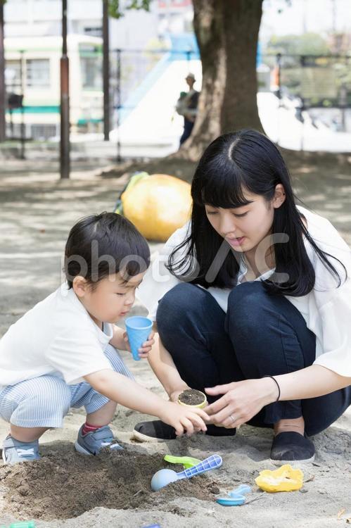 母親　育児 ママ友,公園,砂場の写真素材