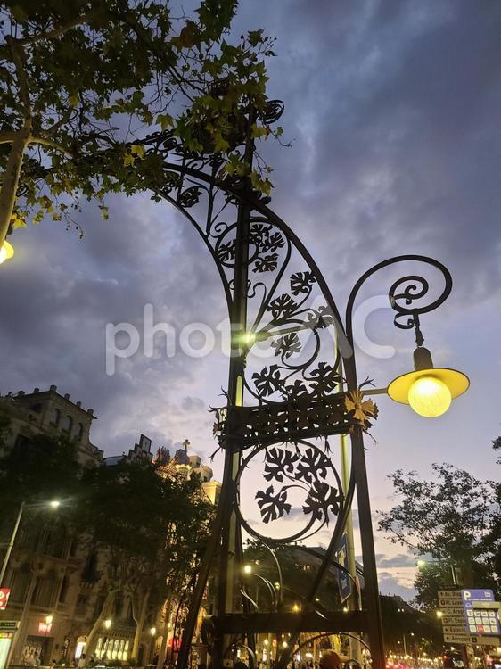 バルセロナの夜と街灯 景色,夜,ビルの写真素材