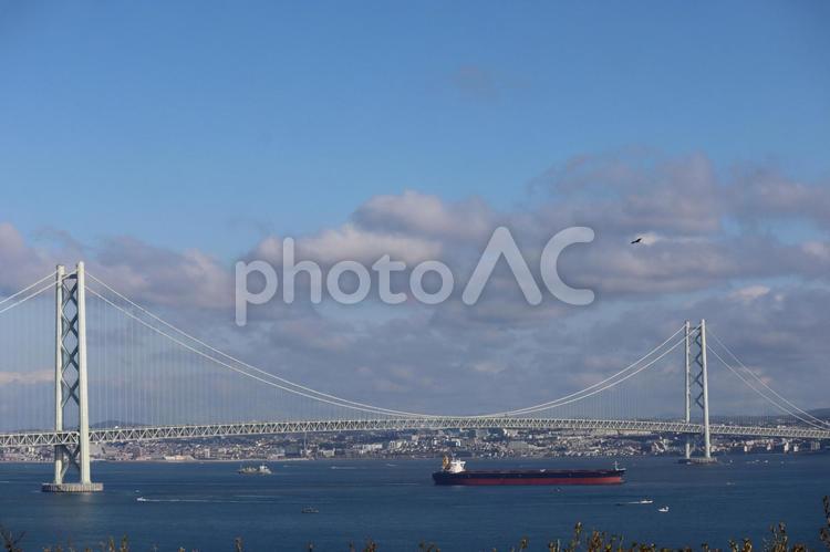 青い海とタンカーと明石海峡大橋と明石の街 青い,海,タンカーの写真素材
