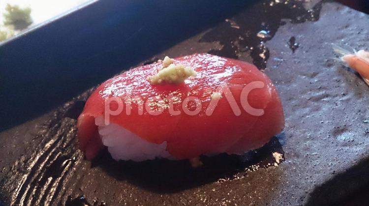 陶器皿とまぐろの握り寿司（ガリを添えて） フード,デザート,料理の写真素材