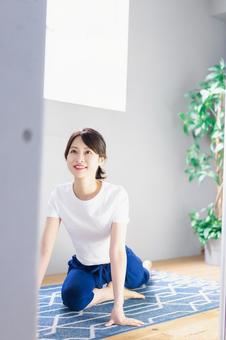 おうちでヨガをする若い女性 おうちでヨガをする若い女性の写真