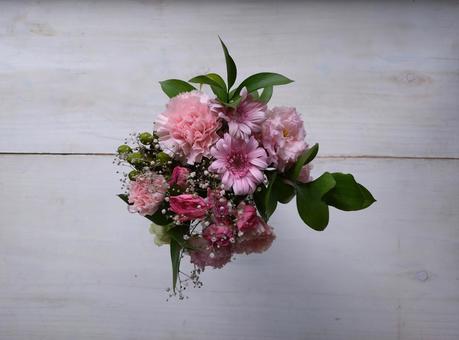 しおれゆく花束-中央-ホワイトボード しおれゆく花束-中央-ホワイトボード 枯れゆく,老い,年をとるの写真素材