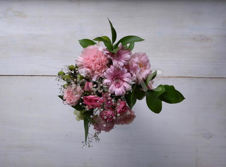 しおれゆく花束－中央－ホワイトボード 枯れゆく,老い,年をとるの写真素材