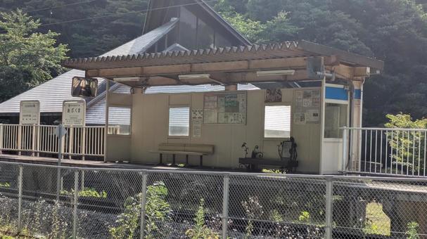 あぶくま駅のホーム(阿武隈急行線) あぶくま駅のホーム(阿武隈急行線)の写真