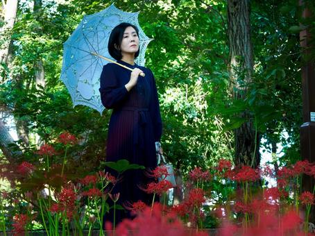 40:彼岸花を静かに見つめる女性 40:彼岸花を静かに見つめる女性 彼岸花,ミステリアス,幻想的の写真素材