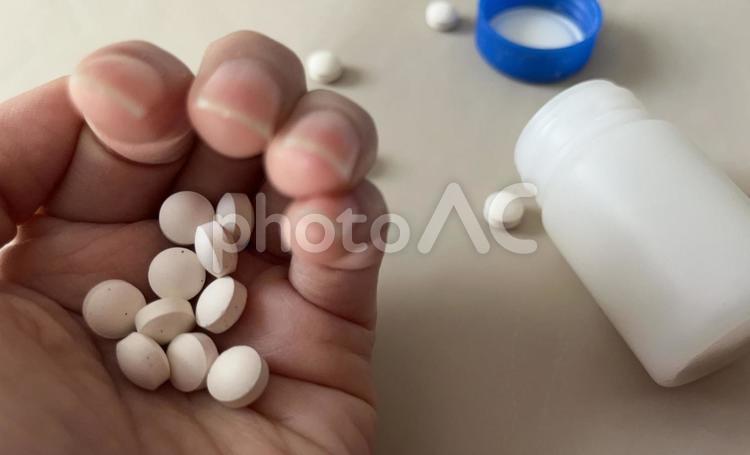 大量のピルを持つ手 薬,オーバードーズ,薬物の写真素材