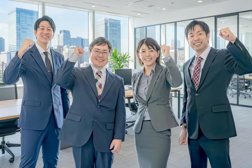 ガッツポーズするビジネスチーム ガッツポーズするビジネスチーム ビジネスマン,ビジネスウーマン,ビジネスパーソンの写真素材